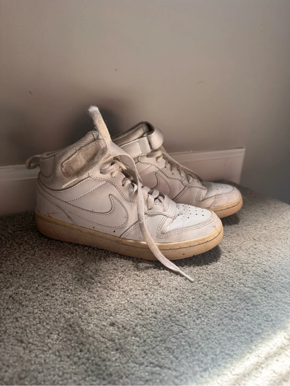 Nike Off-White/Beige High-Top Sneakers (Women’s 6/Big Kids 4.5)